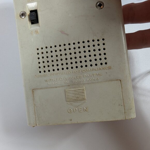 Vintage RCA Vibra RVM 640Y Handheld AM/FM Radio in Snow/Rosewood Grain - Picture 4 of 9